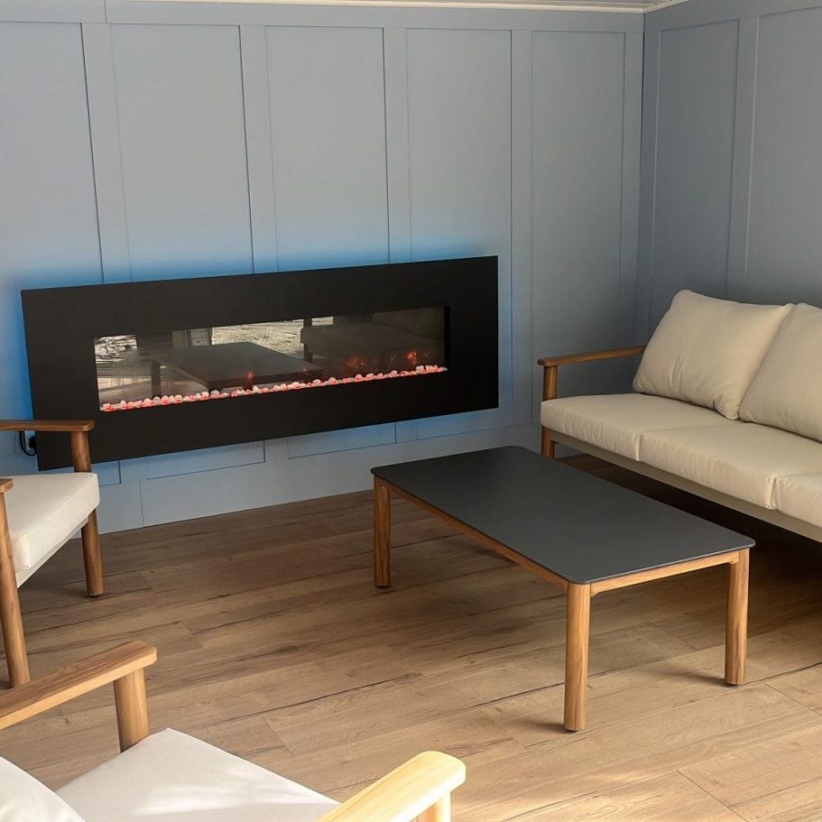 Outdoor lounging area - PH Build Garden lounging room with fire